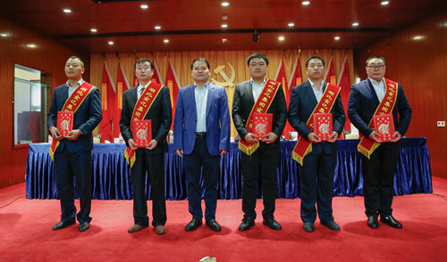 宜化集團(tuán)召開(kāi)2019年慶?！拔逡弧眹?guó)際勞動(dòng)節(jié)暨表彰大會(huì)(圖7)