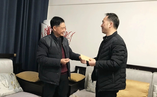 集團(tuán)領(lǐng)導(dǎo)春節(jié)前走訪慰問一線職工、困難職工和離退休老干部(圖2)
