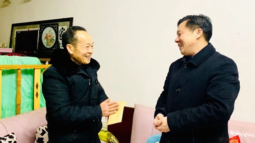 集團(tuán)領(lǐng)導(dǎo)春節(jié)前走訪慰問一線職工、困難職工和離退休老干部(圖3)