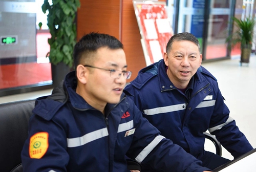 集團(tuán)領(lǐng)導(dǎo)春節(jié)前走訪慰問一線職工、困難職工和離退休老干部(圖4)