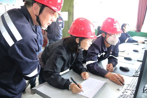 青海省應(yīng)急管理廳組織專(zhuān)家組到青海宜化進(jìn)行重大危險(xiǎn)源企業(yè)專(zhuān)項(xiàng)檢查督導(dǎo)(圖1)