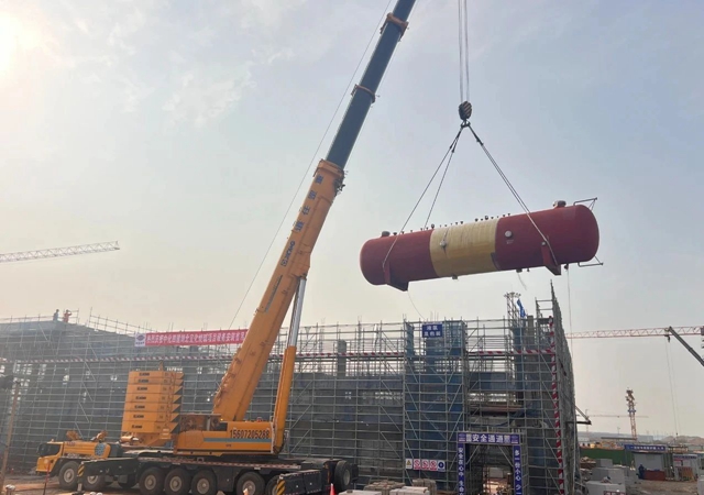 首臺大型設備“落戶”，氯堿新能源項目吹響工程設備安裝新號角！(圖1)
